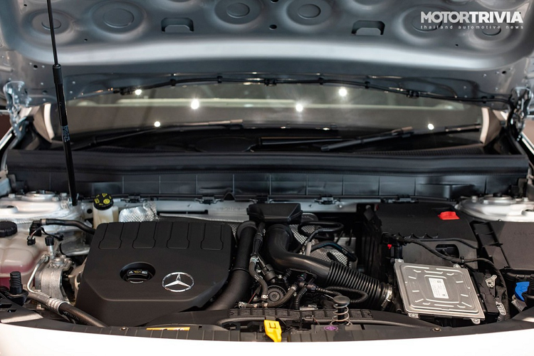 Mercedes-Benz GLB 200 Progressive được trang bị động cơ xăng tăng áp 4 xy-lanh M282, 16 van, DOHC, CAMTRONIC, dung tích 1.3L. Khối động cơ này cho công suất 163 mã lực tại 5.500 vòng/phút và mô-men xoắn cực đại 250 Nm tại 1.620-4.000 vòng/phút, đạt tiêu chuẩn khí thải Euro6. Xe trang bị hộp số tự động 7 cấp 7G-DCT, hệ dẫn động cầu trước. Mercedes-Benz GLB 200 Progressive có thể tăng tốc 0-100 km/h trong 9,1 giây trước khi đạt tốc độ tối đa 207 km/h, mức tiêu hao nhiên liệu trung bình khoảng 6,02 lít/100 km.