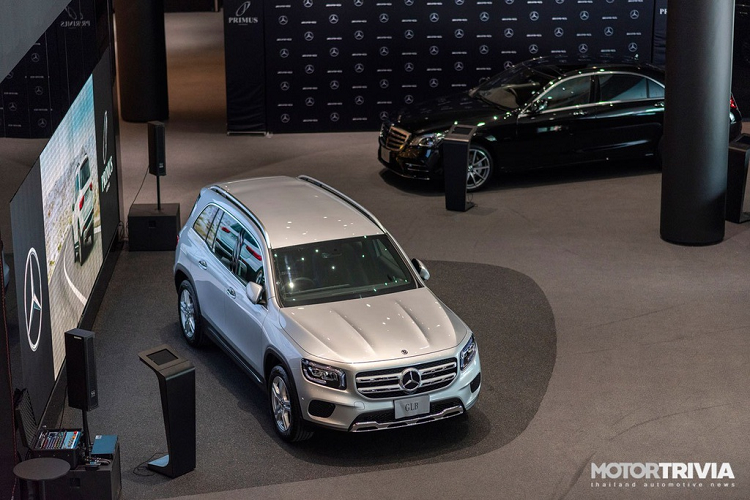 Theo một số nguồn tin, Mercedes-Benz sắp phân phối GLB tại Việt Nam. Cụ thể, mẫu SUV 7 chỗ có thể được bán ra từ quý IV với duy nhất phiên bản GLB 200 đi kèm mức giá dự kiến khoảng 2 tỷ đồng. Xe được nhập trực tiếp từ Đức. Nếu ra mắt tại Việt Nam, Mercedes-Benz GLB sẽ cạnh tranh với BMW X1 (1,86 tỷ đồng), Audi Q3 (1,9 tỷ đồng), Volvo XC40 (1,75 tỷ đồng) và Volkswagen Tiguan Allspace (1,85 tỷ đồng).