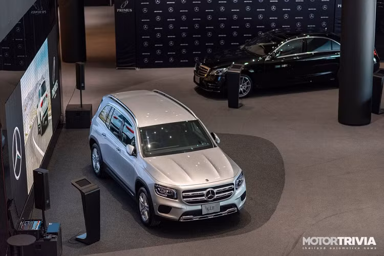 Theo một số nguồn tin, Mercedes-Benz sắp phân phối GLB tại Việt Nam. Cụ thể, mẫu SUV 7 chỗ có thể được bán ra từ quý IV với duy nhất phiên bản GLB 200 đi kèm mức giá dự kiến khoảng 2 tỷ đồng. Xe được nhập trực tiếp từ Đức. Nếu ra mắt tại Việt Nam, Mercedes-Benz GLB sẽ cạnh tranh với BMW X1 (1,86 tỷ đồng), Audi Q3 (1,9 tỷ đồng), Volvo XC40 (1,75 tỷ đồng) và Volkswagen Tiguan Allspace (1,85 tỷ đồng).