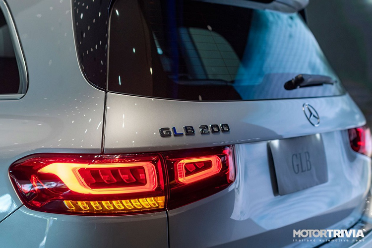 Cản sau cũng được trang trí bằng ốp chrome, hệ thống ống xả kép chia đều mỗi bên. Cốp sau có chức năng đóng/mở điện. GLB còn có cánh gió sau tích hợp đèn phanh thứ 3.