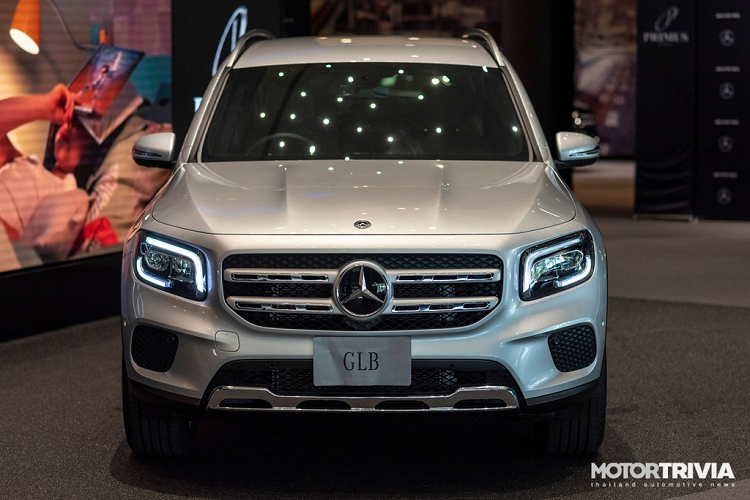 Ngoại hình của Mercedes-Benz GLB hoàn toàn mới mang ngôn ngữ thiết kế Sensual Purity đặc trưng. Các đường dập nổi trên khắp thân xe đậm chất SUV. Phần đầu với các đường nét cắt thẳng thay vì chéo, tạo cái nhìn cứng cáp và mạnh mẽ. Nắp capo có các mảng cơ bắp khá gân guốc.