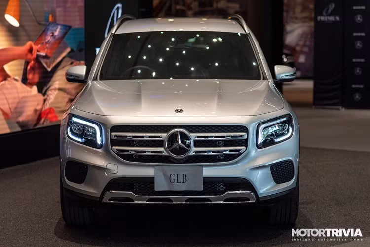 Ngoại hình của Mercedes-Benz GLB hoàn toàn mới mang ngôn ngữ thiết kế Sensual Purity đặc trưng. Các đường dập nổi trên khắp thân xe đậm chất SUV. Phần đầu với các đường nét cắt thẳng thay vì chéo, tạo cái nhìn cứng cáp và mạnh mẽ. Nắp capo có các mảng cơ bắp khá gân guốc.