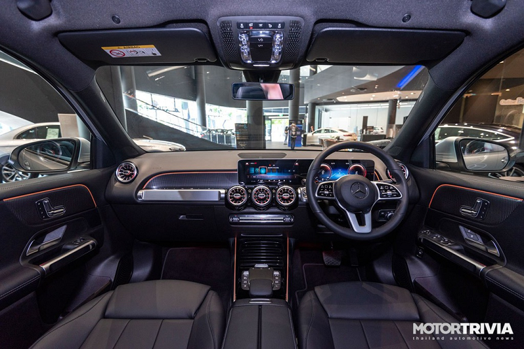 Bên trong, cabin của xe được thiết kế theo hướng thể thao, mạnh mẽ nhưng kém sang trọng hơn những "người anh em" khác trong gia đình. Ghế được bọc da Artico, các chi tiết trang trí màu kim loại mờ kết hợp với các đường chỉ màu cam tạo sự tương phản.