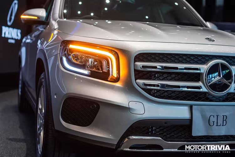 Lưới tản nhiệt vuông vắn dạng tổ ong với 2 thanh ngang trang trí mạ chrome. Phía dưới cản trước còn có tấm chắn bảo vệ gầm, một đặc trưng trên những mẫu SUV hơi hướm địa hình. Đèn pha dạng LED hiệu suất cao, đèn ban ngày LED vừa có chức năng là đèn báo rẽ.