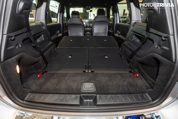 Hai hàng ghế sau đều có những trang bị tiện nghi như ổ cắm điện và khây đựng cốc riêng. Dung tích cốp của Mercedes-Benz GLB là từ 630-1.800 lít tùy theo cách gập ghế.