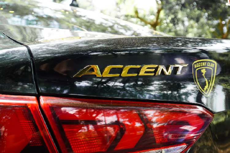 Giá xe Hyundai Accent khởi điểm chỉ từ 420 triệu đồng cho phiên bản Tiêu Chuẩn, đây hiện đang là một trong những mẫu xe có giá bán dễ tiếp cận trong phân khúc sedan hạng B tại thị trường Việt. Bên cạnh đó, Accent còn mang ưu điểm nằm ở trang bị tốt trong tầm giá, động cơ 1.4L bền bỉ, tiết kiệm nhiên liệu đã được người dùng kiểm chứng.