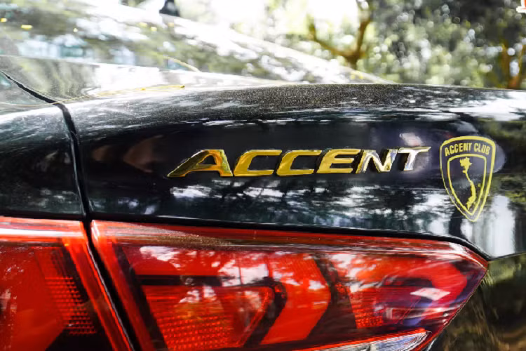 Giá xe Hyundai Accent khởi điểm chỉ từ 420 triệu đồng cho phiên bản Tiêu Chuẩn, đây hiện đang là một trong những mẫu xe có giá bán dễ tiếp cận trong phân khúc sedan hạng B tại thị trường Việt. Bên cạnh đó, Accent còn mang ưu điểm nằm ở trang bị tốt trong tầm giá, động cơ 1.4L bền bỉ, tiết kiệm nhiên liệu đã được người dùng kiểm chứng.