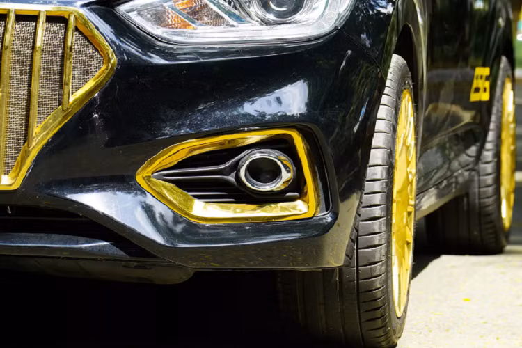 Dẫu vậy, người dùng có thể chọn cách trang trí một chiếc sedan phổ thông theo phong cách siêu sang để đáp ứng cho sở thích của cá nhân. Tuy nhiên, trên thực tế không phải người dùng cũng đủ “can đảm” để độ từ một chiếc sedan bình dân lên phong cách xe sang!