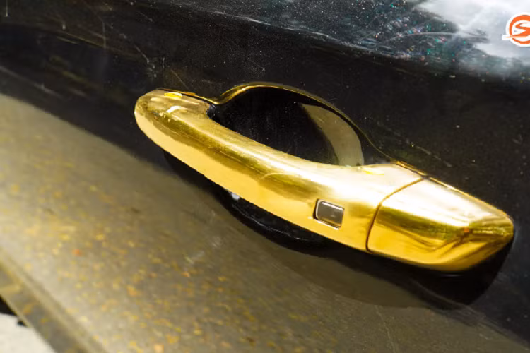 Trên thực tế, đây không phải là chiếc sedan hạng B phổ thông độ theo phong cách siêu sang Mercedes-Maybach S-Class. Trước đó, một chiếc Kia Soluto đã gây bất ngờ khi độ theo phong cách siêu sang của Đức!