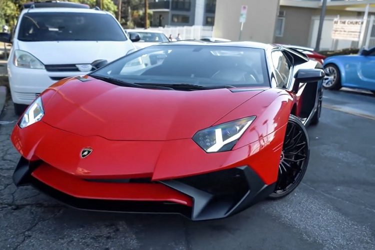 Về tổng thể, Lamborghini Aventador SV Roadster sở hữu thiết kế khác biệt rõ rệt so với phiên bản Aventador LP700-4 tiêu chuẩn, cản trước được thiết kế lại với hai hốc gió lớn hơn, giảm thiểu tối đa sức cản gió, đồng thời giúp tăng hiệu năng vận hành cho xe.