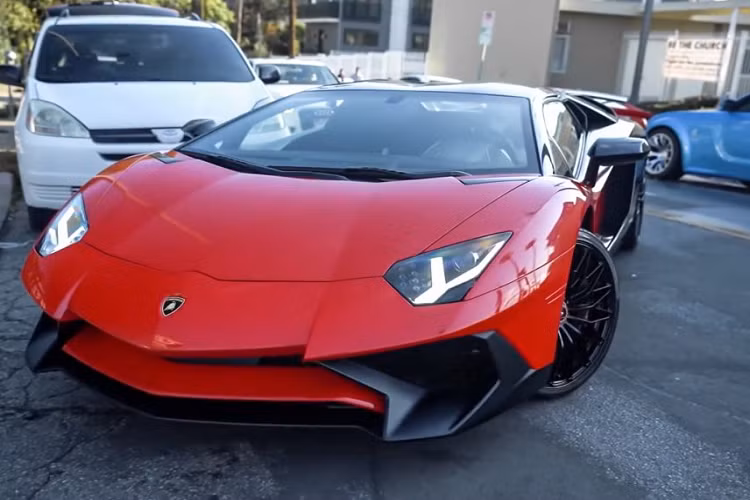 Về tổng thể, Lamborghini Aventador SV Roadster sở hữu thiết kế khác biệt rõ rệt so với phiên bản Aventador LP700-4 tiêu chuẩn, cản trước được thiết kế lại với hai hốc gió lớn hơn, giảm thiểu tối đa sức cản gió, đồng thời giúp tăng hiệu năng vận hành cho xe.