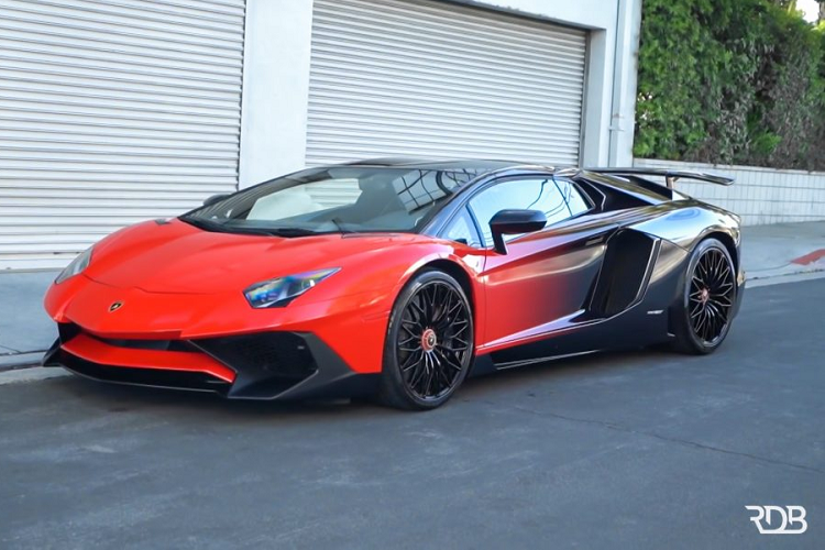 Toàn bộ phần đầu xe kéo dài đến cánh cửa được dán đỏ Rosso Mars của Lamborghini, hiệu ứng phai mờ được thể hiện rõ rệt ở phần cánh cửa trở về phía đuôi xe, sang tông màu đen đầy mạnh mẽ. Nguyên bản xe sở hữu lớp sơn trắng muốt cùng bộ mâm đa chấu sơn đen khá đơn giản, việc trang bị một lớp áo mới giúp cho “siêu bò” của Chris Brown trở nên độc đáo hơn, đặt dấu ấn riêng của nam ca sĩ lên xe.