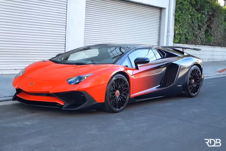 Toàn bộ phần đầu xe kéo dài đến cánh cửa được dán đỏ Rosso Mars của Lamborghini, hiệu ứng phai mờ được thể hiện rõ rệt ở phần cánh cửa trở về phía đuôi xe, sang tông màu đen đầy mạnh mẽ. Nguyên bản xe sở hữu lớp sơn trắng muốt cùng bộ mâm đa chấu sơn đen khá đơn giản, việc trang bị một lớp áo mới giúp cho “siêu bò” của Chris Brown trở nên độc đáo hơn, đặt dấu ấn riêng của nam ca sĩ lên xe.