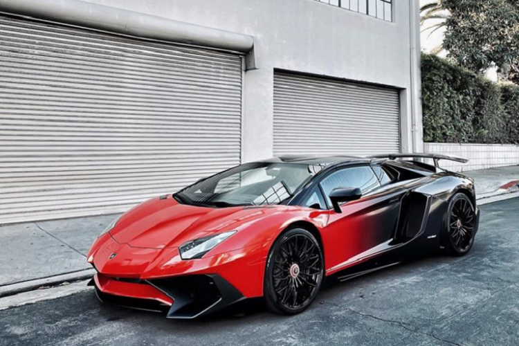 Mới đây Chris Brown lại tiếp tục “làm đẹp” cho siêu bò Lamborghini Aventador SV Roadster hàng hiếm với bộ cánh phai màu đỏ-đen đang là trào lưu trong thời gian gần đây.