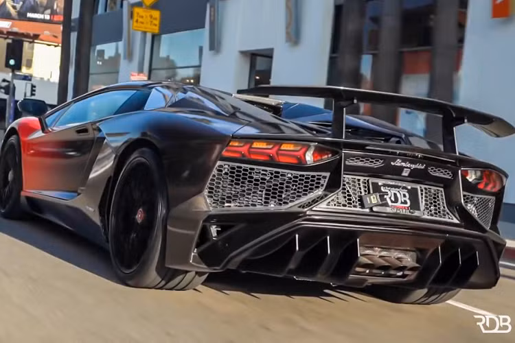 Tại thị trường Việt Nam, có 2 chiếc Aventador SV Roadster được mang về nước, chiếc màu vàng nhám hiện đang định cư tại Hà Nội, trong khi đó, chiếc còn lại sở hữu lớp sơn Blue Lemans vừa được bàn giao cho một người chơi xe tại Sài Gòn.