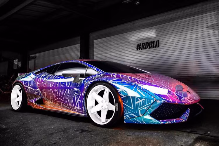 Sau khi khoác cho xe một lớp áo mới, Chris Brown đã trả lại xe bộ mâm nguyên bản thay cho bộ mâm độ trước đó, bộ mâm “zin” đa chấu sở hữu thiết kế đẹp mắt, cùm phanh bên trong được sơn đen và bộ khóa tâm bánh xe sơn đỏ.