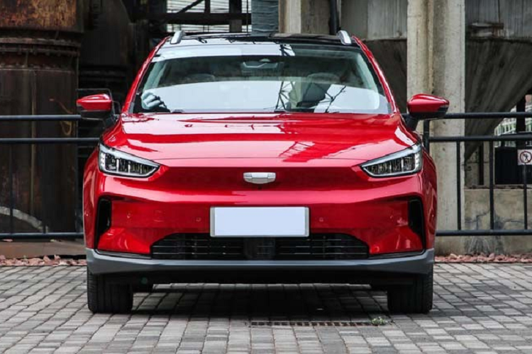 Trên phương diện hình thức, Geometry C giá rẻ tiếp tục áp dụng ngôn ngữ thiết kế mới của thương hiệu với mặt trước trông khá đơn giản và gọn gàng, logo của Geometry cũng có một phần giống với công ty mẹ Geely. Dải đèn pha của xe được gọi là “lưỡi dao ánh sáng”, với 80 nguồn sáng LED ở trong, nhấn mạnh cảm giác công nghệ. Đồng lúc đó, mặt trước cũng có trang bị hốc gió chủ động, có thể tự điều chỉnh mở hoặc đóng tùy theo tốc độ của xe.