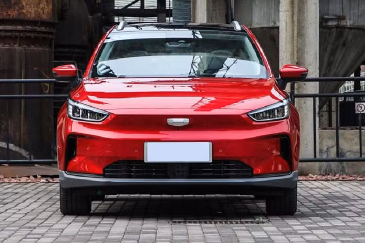 Trên phương diện hình thức, Geometry C giá rẻ tiếp tục áp dụng ngôn ngữ thiết kế mới của thương hiệu với mặt trước trông khá đơn giản và gọn gàng, logo của Geometry cũng có một phần giống với công ty mẹ Geely. Dải đèn pha của xe được gọi là “lưỡi dao ánh sáng”, với 80 nguồn sáng LED ở trong, nhấn mạnh cảm giác công nghệ. Đồng lúc đó, mặt trước cũng có trang bị hốc gió chủ động, có thể tự điều chỉnh mở hoặc đóng tùy theo tốc độ của xe.