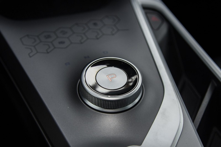 Ở phía sau, Geometry C có trang bị kiểu đèn hậu thanh dài phổ biến thời nay. Bên trong dải đèn này có chứa 216 nguồn sáng LED, thêm một ưu điểm thể hiện tính công nghệ tân tiến. Đối với kích thước, mẫu xe điện mới mẻ này có chiều dài 4.432 mm, rộng 1.833 mm, cao 1.560 mm, và trục cơ sở dài 2.700 mm. Nội thất của Geometry C áp dung phong cách thiết kế tối giản với nhiều hình khối khác thường ở cụm điều khiển trung tâm, phản ánh cảm giác khoa học và công nghệ của một chiếc xe điện.