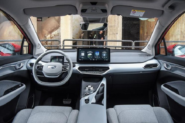 Nhìn sang phía bên sườn, Geometry C chạy điện có phần nóc dốc về phía sau, tương xứng với đường gân thẳng dưới cửa sổ mà không chỉ làm tăng vẻ đẹp mà còn giảm bớt sức cản gió. Dựa theo công bố chính thức, lực cản gió của Geometry C chỉ là 0,273 Cd. Hơn nữa, mẫu SUV điện này cũng sử dụng nóc xe nổi, tay nắm cửa giấu kín và các chi tiết thiết kế để làm tăng thêm vẻ trẻ trung.