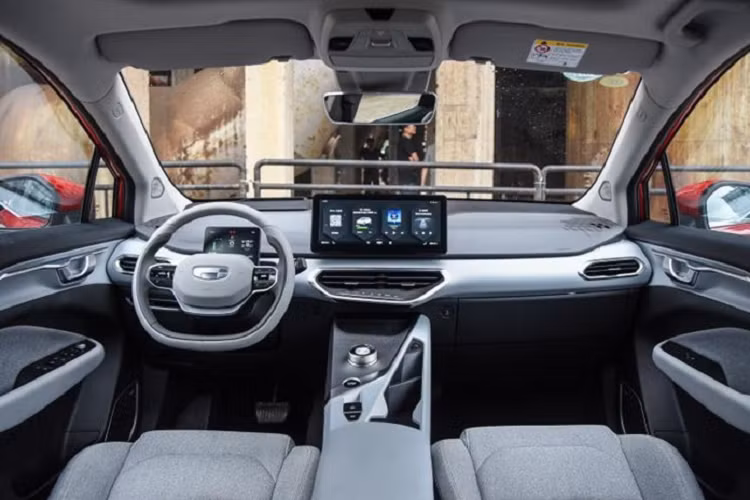 Nhìn sang phía bên sườn, Geometry C chạy điện có phần nóc dốc về phía sau, tương xứng với đường gân thẳng dưới cửa sổ mà không chỉ làm tăng vẻ đẹp mà còn giảm bớt sức cản gió. Dựa theo công bố chính thức, lực cản gió của Geometry C chỉ là 0,273 Cd. Hơn nữa, mẫu SUV điện này cũng sử dụng nóc xe nổi, tay nắm cửa giấu kín và các chi tiết thiết kế để làm tăng thêm vẻ trẻ trung.