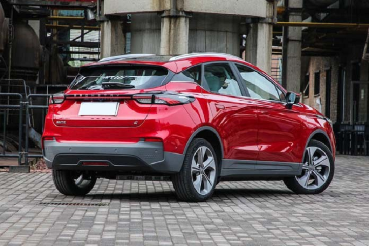 Geometry C có trang bị hệ thống thân thiện môi trường thông minh GKUI và hệ thống bảo vệ CN95. Ở cấu hình cao cấp hơn, chiếc xe còn được trang bị hệ thống hiển thị HUD độc đáo, một màn hình chiếu 7 inch, một màn hình cảm ứng lớn 12.3 inch và một màn hình nhỏ thay bảng đồng hồ truyền thống. Cuối cùng là khía cạnh máy móc, mẫu SUV điện mới sẽ có trang bị mô tơ điện vĩnh cửu từ Nidec với công suất tối đa 204 mã lực và 310 Nm mô-men xoắn cực đại. Nó được trang bị cùng hệ thống kiểm soát nhiệt độ pin thông minh ITCS3.0 và những công nghệ tân tiến khác.