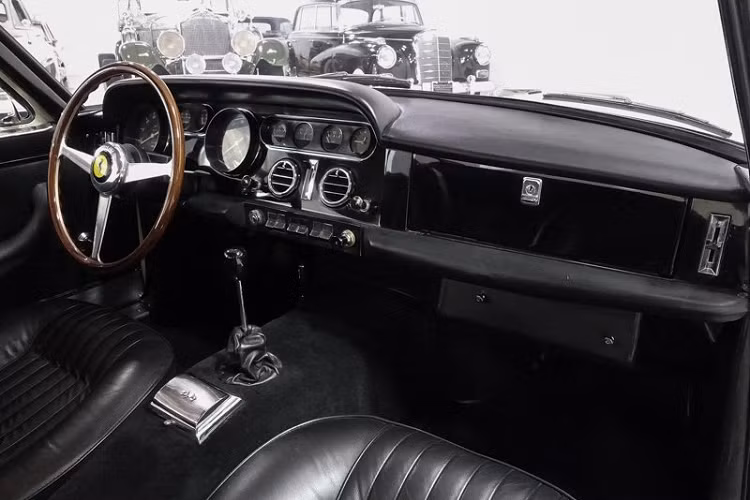 Thoạt nhìn, có lẽ chiếc xe không quá khác biệt so với những chiếc 330 GT khác nhưng trên thực tế, đây là một trong số bốn chiếc 330 GT phiên bản thử nghiệm từng được sản xuất và đã được ông trùm Enzo Ferrari sử dụng trong một khoảng thời gian dài.