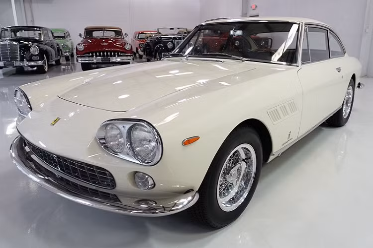 Ferrai 330 GT được biết lên là một mẫu xe Grand Tourer được trang bị động cơ V12. Khác với thiết kế của một chiếc siêu xe, 330 GT sở hữu thiết kế với khoang nội thất sang trọng, thoải mái với không gian rộng rãi. Tuy nhiên không vì thế mà chiếc xe làm mất đi cảm giác phấn khích khi cầm lái một chiếc xe với động cơ V12 đầy mạnh mẽ.
