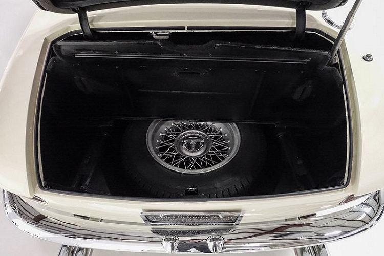 Enzo Ferrari thường được biết đến với việc tự tay cầm lái những chiếc Ferrari từ nhà riêng đến nhà máy và chiếc Ferrari 330 GT này đã từng gắn bó với ông trong khoảng thời gian 2 năm. Ngoài những chiếc Ferrari, Enzo Ferrari còn sở hữu một chiếc Mini Cooper cùng một số chiếc Alfa Romeo.