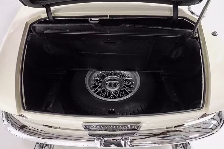 Enzo Ferrari thường được biết đến với việc tự tay cầm lái những chiếc Ferrari từ nhà riêng đến nhà máy và chiếc Ferrari 330 GT này đã từng gắn bó với ông trong khoảng thời gian 2 năm. Ngoài những chiếc Ferrari, Enzo Ferrari còn sở hữu một chiếc Mini Cooper cùng một số chiếc Alfa Romeo.