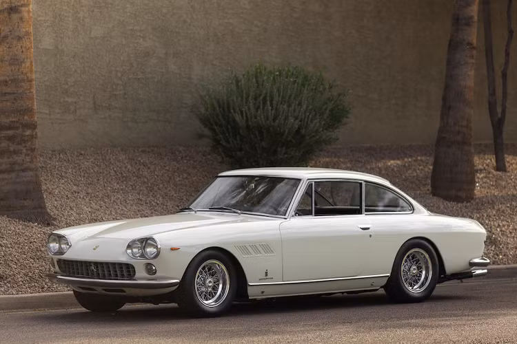 Chính từ kinh nghiệm nhiều năm trong việc chế tạo những chiếc xe có tính thẩm mĩ cao cùng sức mạnh vượt trội, thương hiệu xe hơi Ý đã đem đến rất nhiều những mẫu xe cổ mà khiến giới mê xe ở thời điểm hiện tại phải mê mẩn với vẻ đẹp cổ điển, nghệ thuật. Một trong số đó phải kể đến siêu xe Ferrari 250 GTO, Ferrari 330 P4...