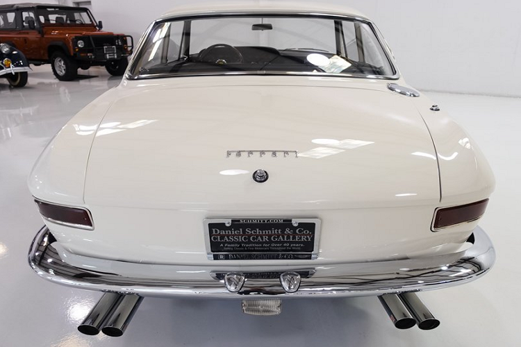 Chiếc xe này đã từng được xuất hiện trên các cuốn brochure quảng cáo Ferrari 330 GT hay hình báo chí của Pininfarina thời bấy giờ với lớp sơn màu trắng ngà đầy hấp dẫn.