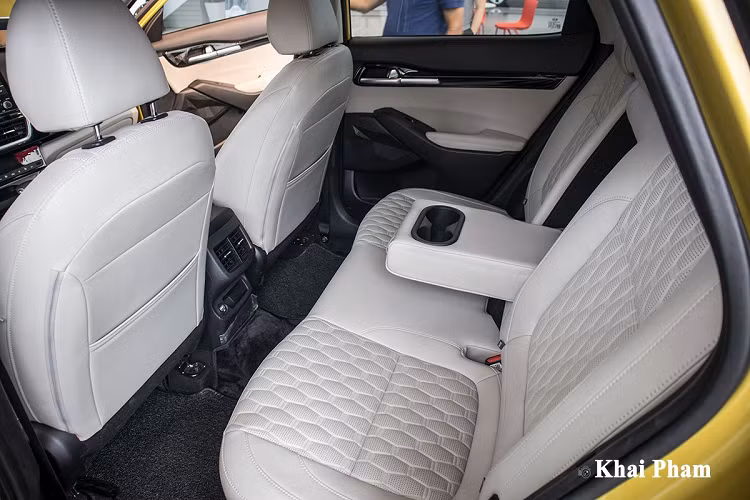 Kia Seltos bản Luxury có khá nhiều trang bị an toàn gồm: Hỗ trợ phanh ABS, EBD, ESP, hỗ trợ khởi hành ngang dốc HAC, mã hóa chìa khóa, cảnh báo chống trộm 3 chế độ lái, chế độ kiểm soát lực kéo, cảm biến sau, camera lùi, 2 túi khí...