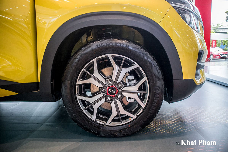 Ở khía cạnh kích thước, Kia Seltos Luxury duy trì không gian rộng rãi hàng đầu phân khúc nhờ chiều Dài x Rộng x Cao lần lượt ở mức 4.315 x 1.800 x 1.645 (mm), chiều dài trục cơ sở 2.610 mm, khoảng sáng gầm 190 mm. Kia Seltos Luxury 2020 giống bản Premium với phần trần xe sơn đen thể thao, gương chiếu hậu tích hợp dải xi-nhan LED cùng tính năng chỉnh/gập điện. Không chỉ vậy, phiên bản tầm trung của Seltos vẫn có hệ thống mở khoá thông minh tích hợp trên tay nắm cửa.