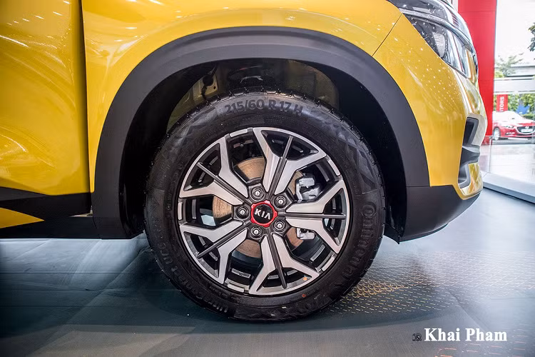 Ở khía cạnh kích thước, Kia Seltos Luxury duy trì không gian rộng rãi hàng đầu phân khúc nhờ chiều Dài x Rộng x Cao lần lượt ở mức 4.315 x 1.800 x 1.645 (mm), chiều dài trục cơ sở 2.610 mm, khoảng sáng gầm 190 mm. Kia Seltos Luxury 2020 giống bản Premium với phần trần xe sơn đen thể thao, gương chiếu hậu tích hợp dải xi-nhan LED cùng tính năng chỉnh/gập điện. Không chỉ vậy, phiên bản tầm trung của Seltos vẫn có hệ thống mở khoá thông minh tích hợp trên tay nắm cửa.