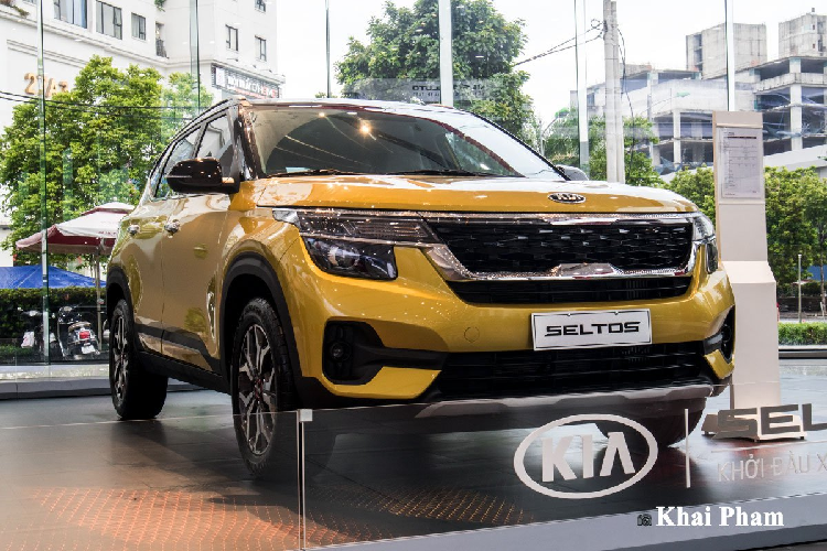 Sau khi được đại lý chính hãng trưng bày, Kia Seltos 2020 bản Luxury là phiên bản nhận lượng đơn đặt hàng lớn nhất. Nhân viên bán hàng cho biết, trong 4 phiên bản mà Thaco bán ra, Luxury của Seltos được quan tâm nhất bởi mức giá phù hợp, trang bị đủ dùng và động cơ giống bản cao cấp nhất.