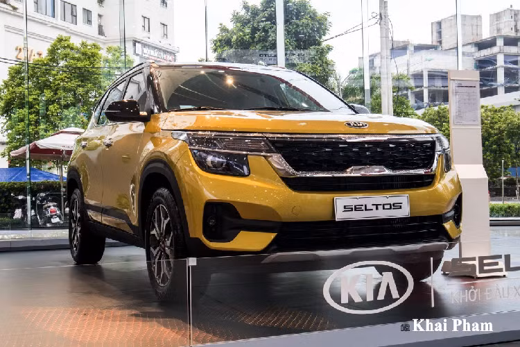 Sau khi được đại lý chính hãng trưng bày, Kia Seltos 2020 bản Luxury là phiên bản nhận lượng đơn đặt hàng lớn nhất. Nhân viên bán hàng cho biết, trong 4 phiên bản mà Thaco bán ra, Luxury của Seltos được quan tâm nhất bởi mức giá phù hợp, trang bị đủ dùng và động cơ giống bản cao cấp nhất.