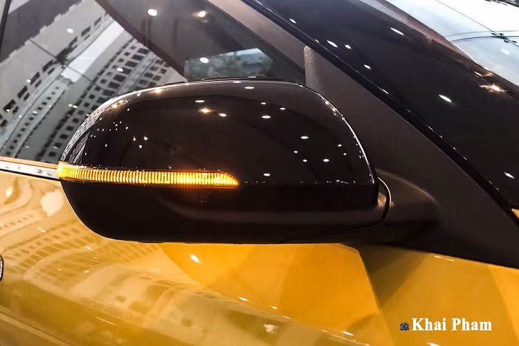 Bước sang phân đuôi, Kia Seltos Luxury All New sở hữu cụm đèn hậu LED được nối liền bởi dải crom to bản giống thiết kế xe sang. Cản sau của chiếc SUV này có phần ống xả giả mang đến vẻ ngoài cân đối hơn cho Seltos. Ở biến thể này, người dùng vẫn được trải nghiệm cảm biến/camera lùi tương tự bản cao cấp.