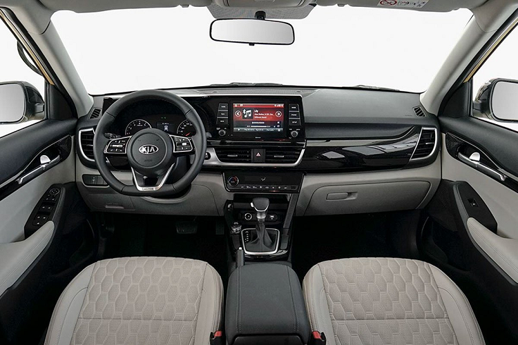 Đối với bản tầm trung của Kia Seltos, người dùng sẽ được trải nghiệm ghế bọc da chỉnh cơ, hàng ghế sau rộng rãi có bệ tỳ tay. Một điểm đáng khen nữa trên Kia Seltos là chiếc SUV này có cửa gió điều hoà hàng ghế 2, điều mà các mẫu xe đối thủ trong phân khúc chưa kịp trang bị.