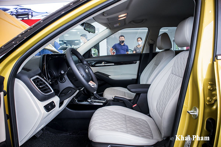 Kia Seltos Luxury 2020 sử dụng màn hình giải trí AVN 8 inch đặt nổi hỗ trợ kết nối Kết nối Apple Carplay/Android Auto cùng dàn âm thanh 6 loa như bản Premium. Ngoài ra, những trang bị tiện nghi vẫn hiện diện trên Kia Seltos Luxury 2020 như điều hoà tự động, kính lái 1 chạm, điều chỉnh đèn pha, nút bấm khởi động, cửa gió điều hoà hàng ghế sau...