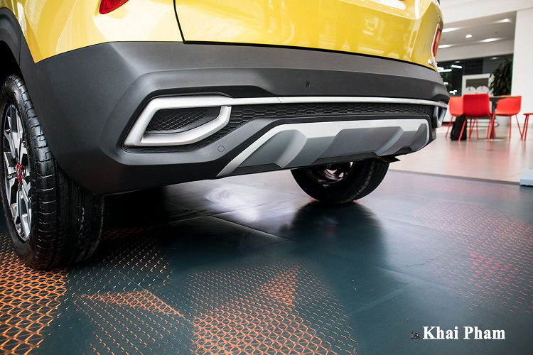 Khoang lái của xe mang phong cách trẻ trung, vật liệu áp dụng trên chiếc SUV này chủ yếu nhựa nhưng có độ hoàn thiện ở mức tốt. Kia Seltos Luxury 2020 là chiếc xe duy nhất trong phân khúc SUV đô thị tại Việt Nam được trang bị phần vô-lăng D-Cut bọc da tích hợp nhiều phím bấm chức năng. Phía sau, mẫu xe đến từ Hàn Quốc có màn hình hiển thị 7 inch mang đến khả năng quan sát tốt cho người dùng.