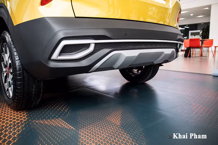 Khoang lái của xe mang phong cách trẻ trung, vật liệu áp dụng trên chiếc SUV này chủ yếu nhựa nhưng có độ hoàn thiện ở mức tốt. Kia Seltos Luxury 2020 là chiếc xe duy nhất trong phân khúc SUV đô thị tại Việt Nam được trang bị phần vô-lăng D-Cut bọc da tích hợp nhiều phím bấm chức năng. Phía sau, mẫu xe đến từ Hàn Quốc có màn hình hiển thị 7 inch mang đến khả năng quan sát tốt cho người dùng.