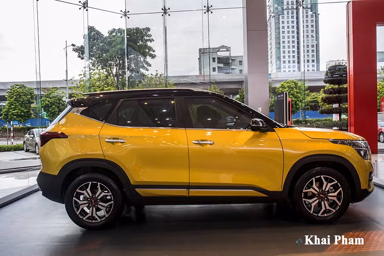 Hiện tại, giá xe Kia Seltos 2020 phiên bản Luxury được chào bán chính hãng ở mức 649 triệu đồng tại Việt Nam, mẫu xe này sẽ cạnh tranh với người đồng hương Hyundai Kona.