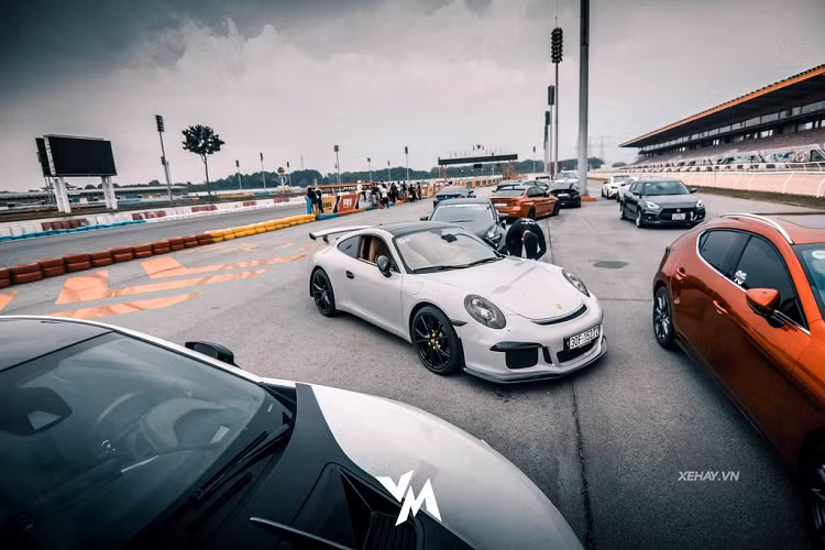 Đáng chú ý, trong buổi offline thường niên này có sự góp mặt của hàng loạt mẫu xe tên tuổi như Nissan GTR độ Alpha7, Mercedes-AMG CLA 45, Subaru WRX STI, Toyota Celica, Mazda6 độ Widebody và dàn xe BMW từ 3-Series, 5-Series, 6-Series tới i8...