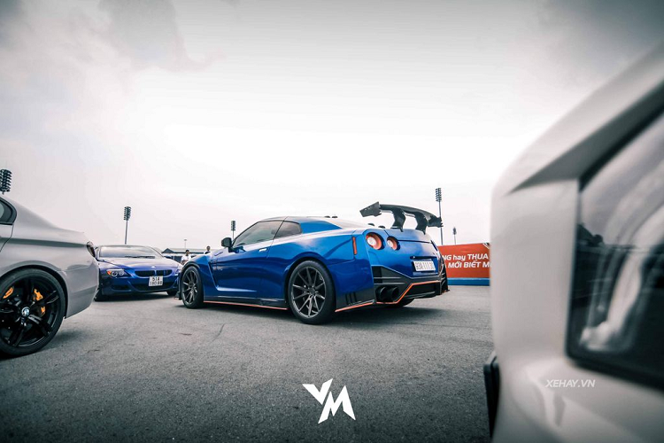 ...1 chiếc Ford Mustang GT 2006 và hàng khủng Porsche 911 độ body-kit GT3 màu xám xi măng với hệ thống ống xả IPE danh tiếng.