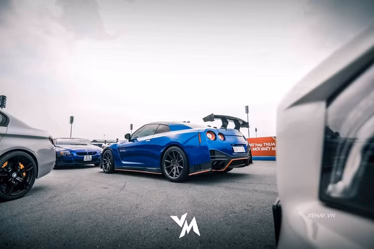 ...1 chiếc Ford Mustang GT 2006 và hàng khủng Porsche 911 độ body-kit GT3 màu xám xi măng với hệ thống ống xả IPE danh tiếng.