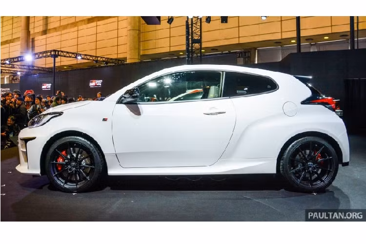 Là hậu duệ tinh thần của mẫu xe Celica GT-Four ra đời trong thập niên '80-'90, GR Yaris 2020 vốn được phát triển dựa trên Toyota Yaris thế hệ mới đã trình làng vào hồi tháng 10 năm ngoái. Tuy nhiên, khác với Toyota Yaris 2020, mẫu xe hatchback hiệu suất cao này chỉ được trang bị 3 cửa thay vì 5 cửa.