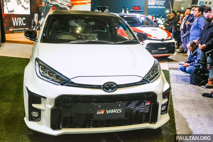 Ngoài việc giảm bớt 2 cửa, GR Yaris 2020 còn được trang bị phần nóc xe thấp hơn Toyota Yaris thông thường và cửa không khung. Tiếp đến là hốc gió rộng trên đầu xe, chắn bùn "cơ bắp", cánh gió mui và bộ khuếch tán sau tích hợp 2 ống xả. Xe có thể dùng vành Enkei 18 inch, lốp Dunlop SP Sport Maxx 050 tiêu chuẩn hoặc vành BBS 18 inch, lốp Michelin Pilot Sport 4S.