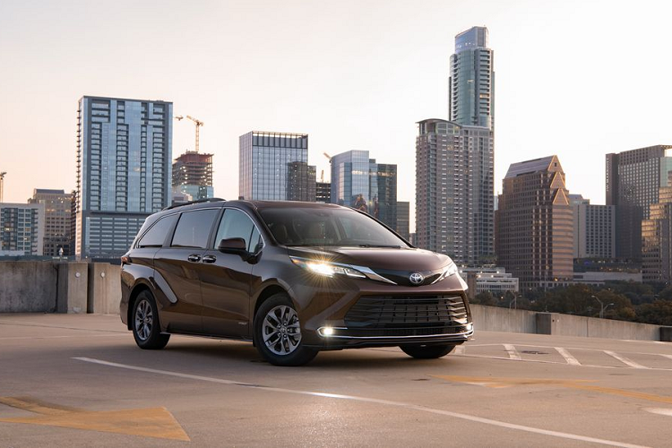 Xe có cấu hình tối đa 8 chỗ ngồi, trong đó hàng ghế 2 kiểu Super Long Slide ghế thuyền trưởng có thể trượt 635mm. Trang bị an toàn trên tất cả các phiên bản đều có Toyota Safety Sense thế hệ thứ 2, bao gồm cảnh báo va chạm Pre-Collision với phát hiện người đi bộ / đèn đường dành cho người đi bộ, kiểm soát hành trình bằng ra-đa ở mọi góc độ