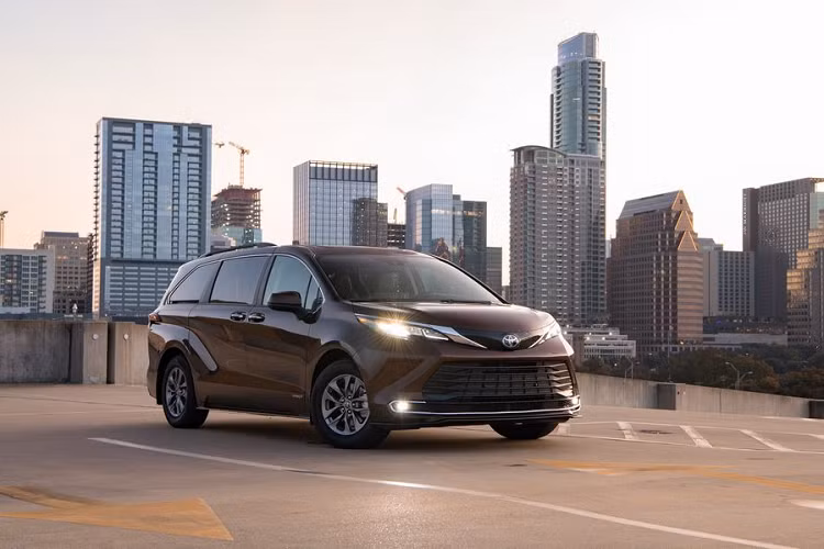 Xe có cấu hình tối đa 8 chỗ ngồi, trong đó hàng ghế 2 kiểu Super Long Slide ghế thuyền trưởng có thể trượt 635mm. Trang bị an toàn trên tất cả các phiên bản đều có Toyota Safety Sense thế hệ thứ 2, bao gồm cảnh báo va chạm Pre-Collision với phát hiện người đi bộ / đèn đường dành cho người đi bộ, kiểm soát hành trình bằng ra-đa ở mọi góc độ